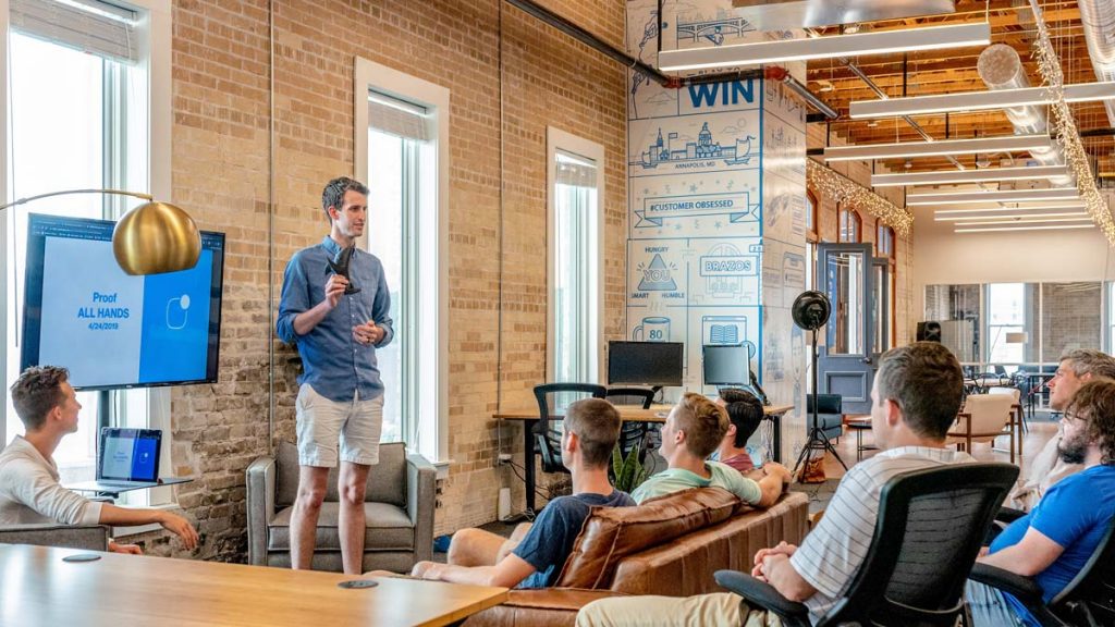 Uomo presenta pitch start-up a un gruppo di persone