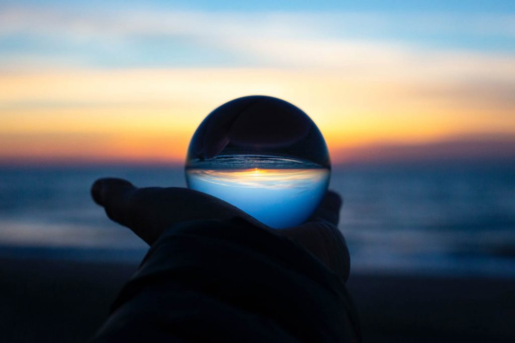Riflessi dell’alba in una sfera di cristallo