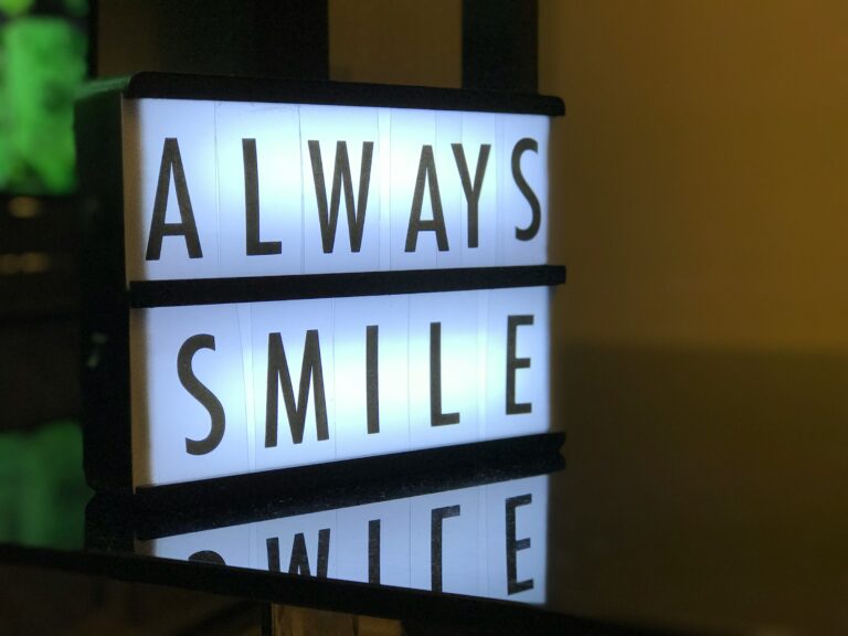 scatola luminosa con scritto always smile