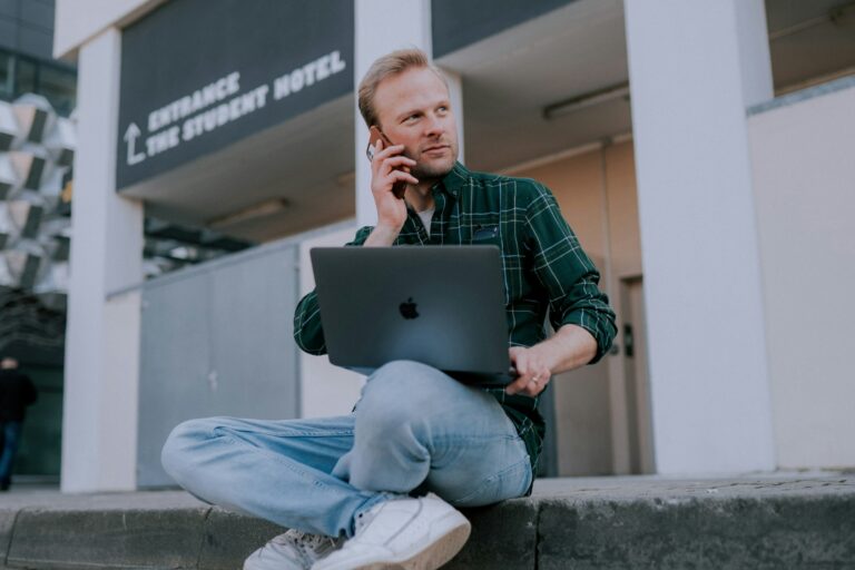 Libero professionista imprenditore utilizza fatturazione elettronica e strumenti digitali su laptop