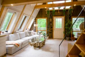 Interno luminoso di una casa vacanze in legno ideale per affitti brevi
